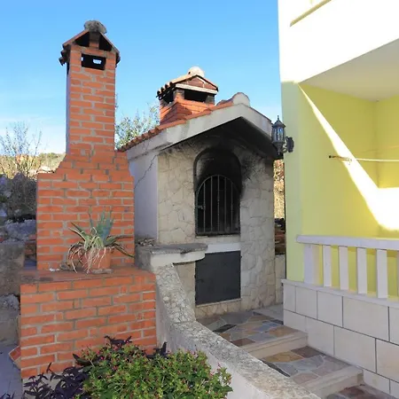 Ostricka Luka 17086d Apartment