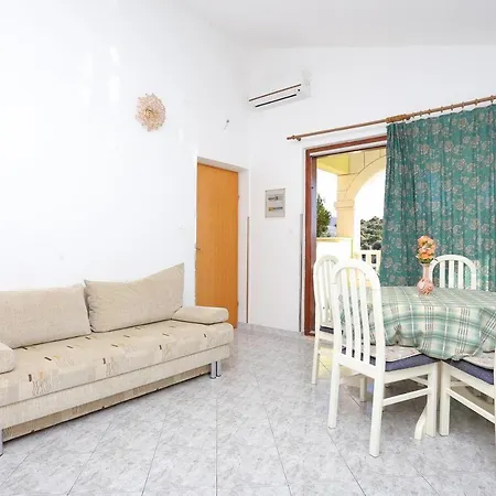 Ostricka Luka 17086d Apartment
